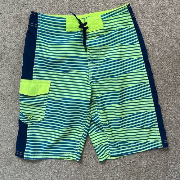 Puma swim trunk and cat & Jack Rashguard Size M (10/12) - Picture 4 of 12